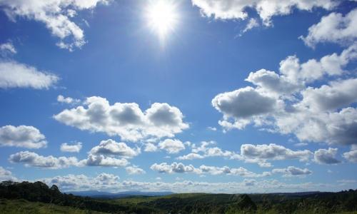 白い雲が浮かぶバイロンベイの青空